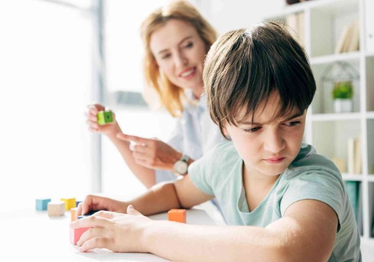 20221113-otizmde-endiselendiren-artis-171925